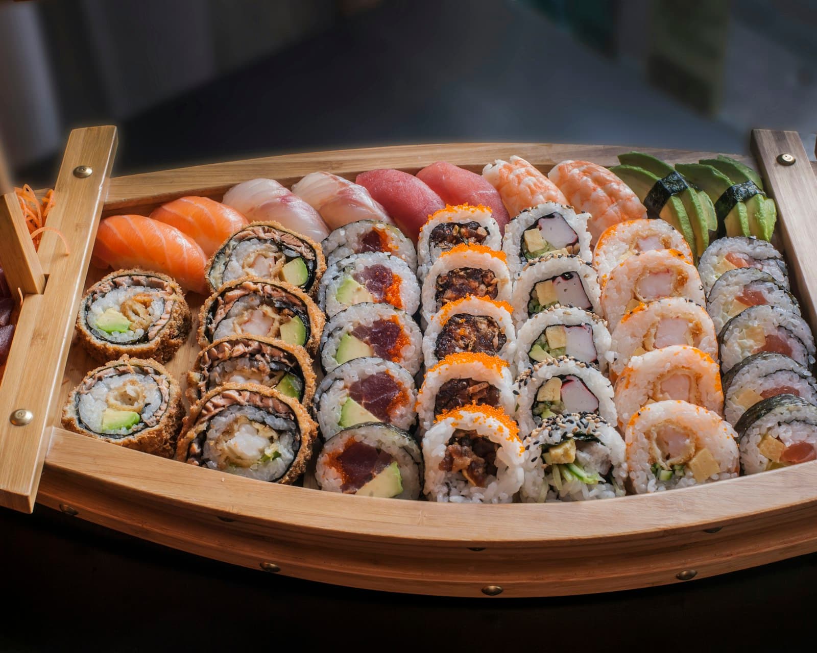 Barca de sushis e sashimis em um serviço de alimentação.